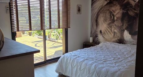 Grande maison contemporaine avec piscine et vue dégagée 