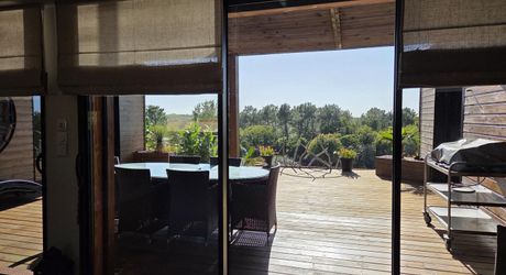 Grande maison contemporaine avec piscine et vue dégagée 