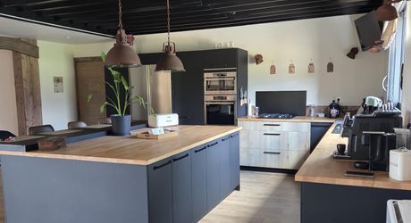 Grande maison contemporaine avec piscine et vue dégagée 