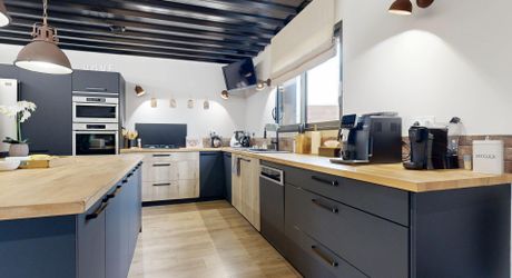 Grande maison contemporaine avec piscine et vue dégagée 