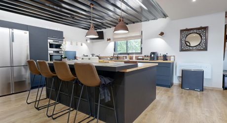 Grande maison contemporaine avec piscine et vue dégagée 