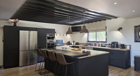 Grande maison contemporaine avec piscine et vue dégagée 