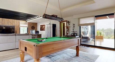 Grande maison contemporaine avec piscine et vue dégagée 