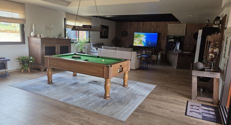 Grande maison contemporaine avec piscine et vue dégagée 