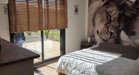 Grande maison contemporaine avec piscine et vue dégagée 