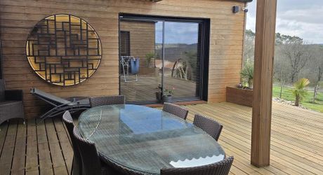 Grande maison contemporaine avec piscine et vue dégagée 