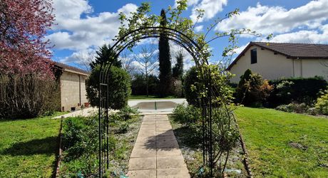Maison de village de caractère avec piscine et terrain de 1875m2