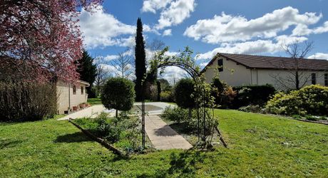 Maison de village de caractère avec piscine et terrain de 1875m2