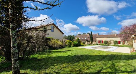 Maison de village de caractère avec piscine et terrain de 1875m2