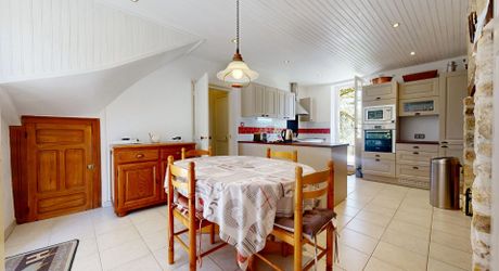 Maison de village de caractère avec piscine et terrain de 1875m2