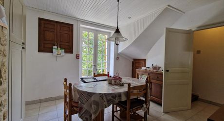 Maison de village de caractère avec piscine et terrain de 1875m2