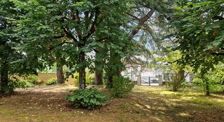 Stone house close to shops in Le Bugue on 3,522 m² of buildable land