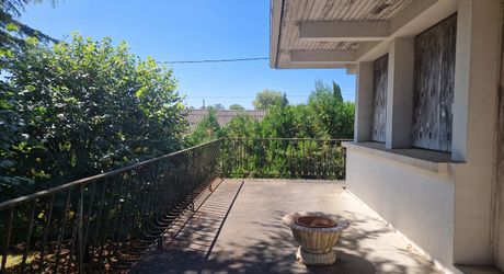 Stone house close to shops in Le Bugue on 3,522 m² of buildable land