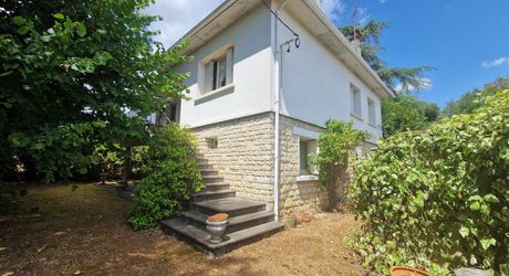 Stone house close to shops in Le Bugue on 3,522 m² of buildable land