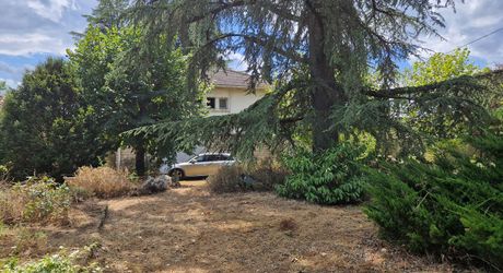 Stone house close to shops in Le Bugue on 3,522 m² of buildable land
