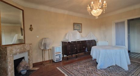 Stone house close to shops in Le Bugue on 3,522 m² of buildable land