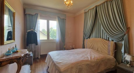 Stone house close to shops in Le Bugue on 3,522 m² of buildable land