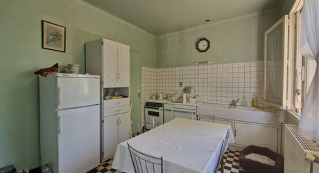 Stone house close to shops in Le Bugue on 3,522 m² of buildable land