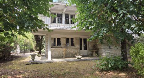 Maison en pierres proche des commerces du Bugue sur terrain de 3522m2 constructibles