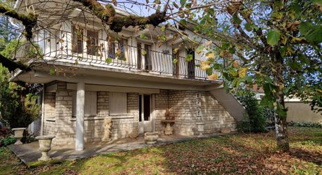 Maison en pierres proche des commerces du Bugue sur terrain de 3522m2 constructibles