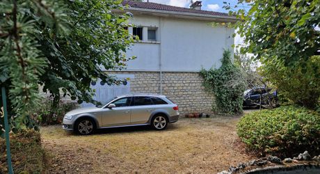 Stone house close to shops in Le Bugue on 3,522 m² of buildable land