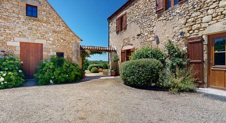 Le charme de l’ancien, la perfection de la rénovation et les vues que le Périgord peut offrir.