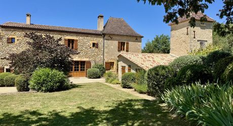 Le charme de l’ancien, la perfection de la rénovation et les vues que le Périgord peut offrir.