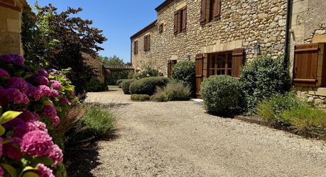 Le charme de l’ancien, la perfection de la rénovation et les vues que le Périgord peut offrir.