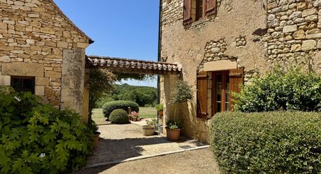 Le charme de l’ancien, la perfection de la rénovation et les vues que le Périgord peut offrir.