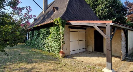 3-bedroom Perigordian house, close to shops with 1,300 m² of land