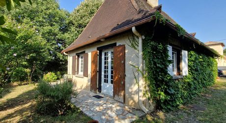 3-bedroom Perigordian house, close to shops with 1,300 m² of land