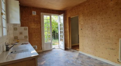 3-bedroom Perigordian house, close to shops with 1,300 m² of land