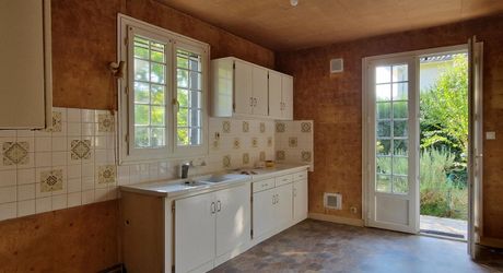 3-bedroom Perigordian house, close to shops with 1,300 m² of land