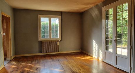 3-bedroom Perigordian house, close to shops with 1,300 m² of land