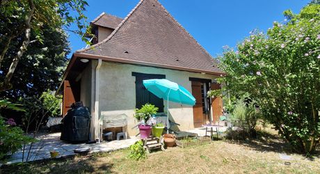 3-bedroom Perigordian house, close to shops with 1,300 m² of land