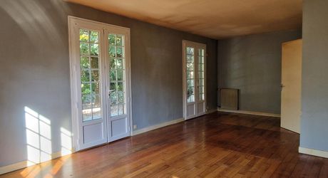 3-bedroom Perigordian house, close to shops with 1,300 m² of land