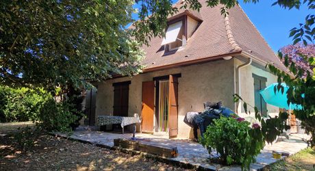 3-bedroom Perigordian house, close to shops with 1,300 m² of land