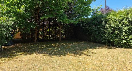 3-bedroom Perigordian house, close to shops with 1,300 m² of land