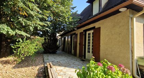 3-bedroom Perigordian house, close to shops with 1,300 m² of land