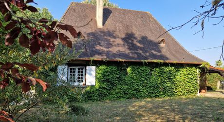 3-bedroom Perigordian house, close to shops with 1,300 m² of land