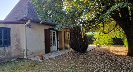 3-bedroom Perigordian house, close to shops with 1,300 m² of land