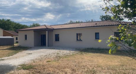 Modern single-story house near Sarlat: an ideal living environment for all projects!