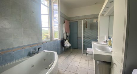 Demeure de charme en pierre - Proche commerces, cadre privilégié