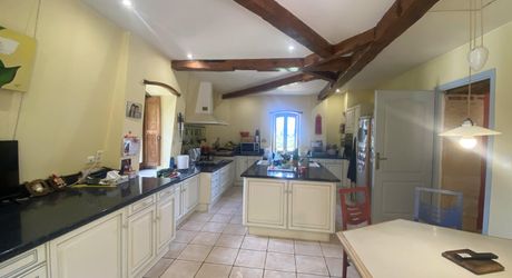 Demeure de charme en pierre - Proche commerces, cadre privilégié