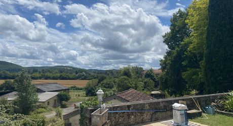 Demeure de charme en pierre - Proche commerces, cadre privilégié