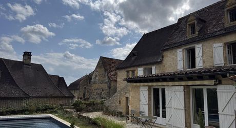 Maison de village du 18ème siècle. Calme et charme typique du Périgord noir.