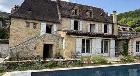 Maison de village du 18ème siècle. Calme et charme typique du Périgord noir.