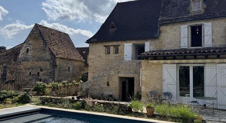 Maison de village du 18ème siècle. Calme et charme typique du Périgord noir.