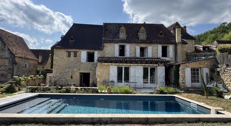 Maison de village du 18ème siècle. Calme et charme typique du Périgord noir.