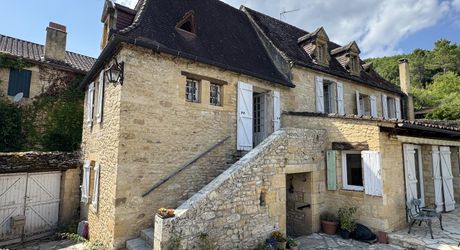 Maison de village du 18ème siècle. Calme et charme typique du Périgord noir.